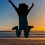 silhouette-tir-complet-sautant-au-coucher-du-soleil-heureux-france silhouette-tir-complet-sautant-au-coucher-du-soleil-heureux-france