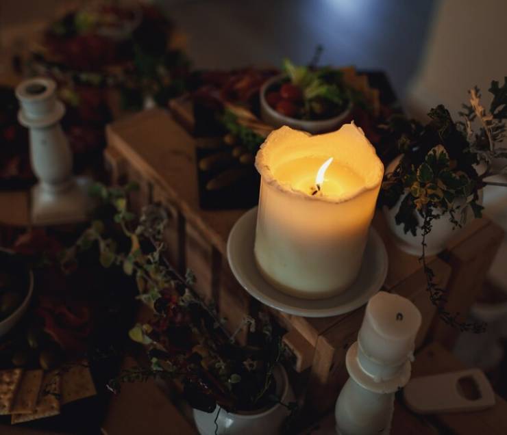 bougie-Marabout-Bounty-brule-table-collations_1304-5611